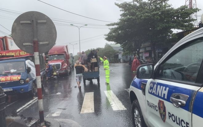 Lực lượng CSGT hỗ trợ các phương tiện, lái xe sau cơn bão số 9