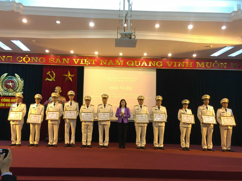 Đồng chí Trần Thị Phương Hoa, Bí thư Quận ủy Cầu Giấy khen thưởng các đơn vị, cá nhân