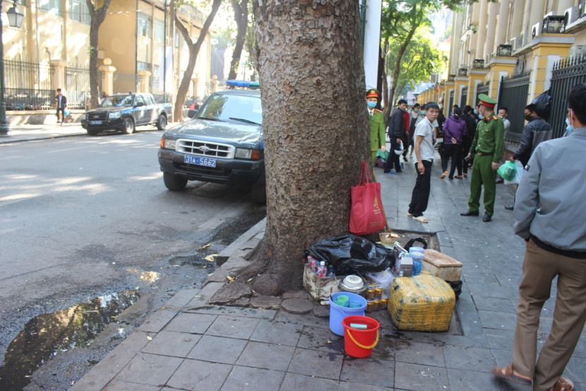 Tại khu vực cổng Bệnh viện Phụ sản Trung ương, nhiều gốc cây trở thành "quán" bán hàng của một số người dân khiến bộ mặt đô thị nhếch nhác, lộn xộn Tại khu vực cổng Bệnh viện Phụ sản Trung ương, nhiều gốc cây trở thành "quán" bán hàng của một số người dân khiến bộ mặt đô thị nhếch nhác, lộn xộn