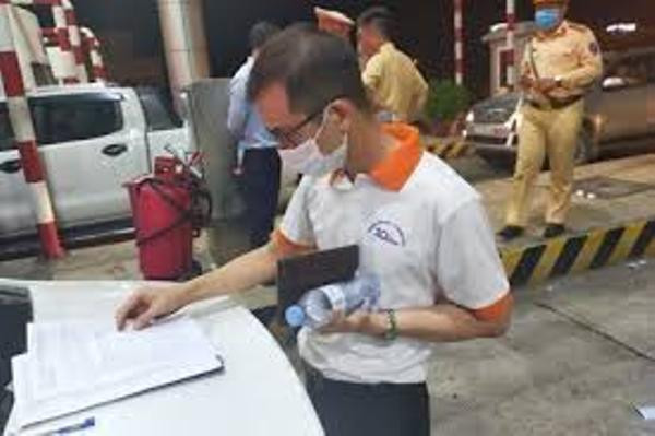 Lái xe vi phạm đã bị CSGT lập biên bản xử phạt