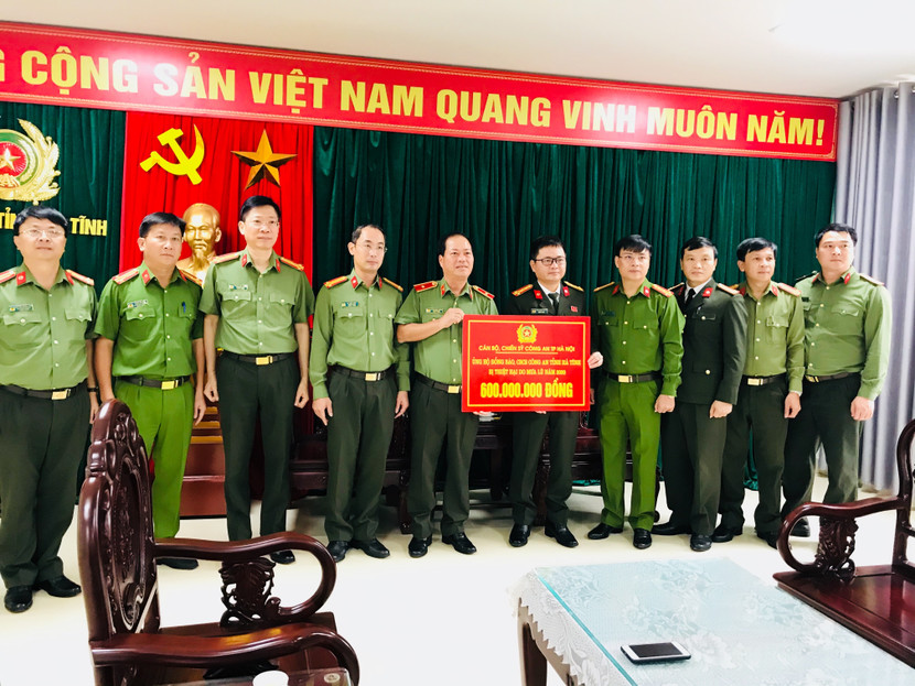 Thiếu tướng Đoàn Ngọc Hùng, Phó Giám đốc CATP Hà Nội trao số tiền 600 triệu đồng hỗ trợ nhân dân, CBCS Công an tỉnh Hà Tĩnh Thiếu tướng Đoàn Ngọc Hùng, Phó Giám đốc CATP Hà Nội trao số tiền 600 triệu đồng hỗ trợ nhân dân, CBCS Công an tỉnh Hà Tĩnh