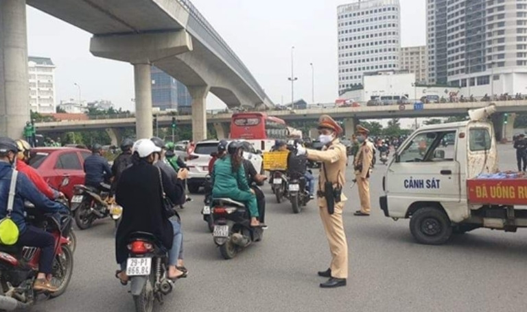 CSGT làm nhiệm vụ phân luồng sau khi vụ tai nạn xảy ra nhằm chống ùn tắc