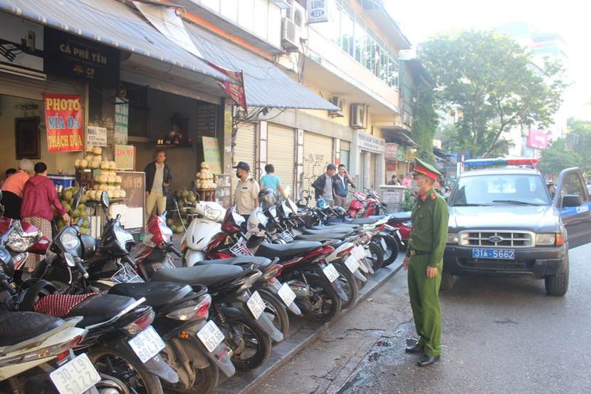 Sáng sớm 9-11, dưới sự chỉ đạo của Thượng tá Bùi Văn Đang, Phó trưởng CAQ Hoàn Kiếm, tất cả các tổ công tác CSTT, Đội CSGT đã phối hợp chặt chẽ với các cơ quan chức năng đi tuyên truyền, kiểm tra và xử lý vi phạm về TTĐT, TTGT...trên những tuyến phố trọng điểm, khu vực tập trung đông người dân như cổng bệnh viện... Sáng sớm 9-11, dưới sự chỉ đạo của Thượng tá Bùi Văn Đang, Phó trưởng CAQ Hoàn Kiếm, tất cả các tổ công tác CSTT, Đội CSGT đã phối hợp chặt chẽ với các cơ quan chức năng đi tuyên truyền, kiểm tra và xử lý vi phạm về TTĐT, TTGT...trên những tuyến phố trọng điểm, khu vực tập trung đông người dân như cổng bệnh viện...