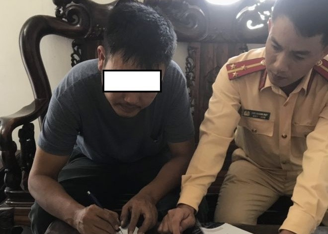 Lái xe vi phạm ký vào biên bản xử phạt