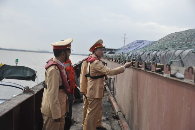 CSGT đường thủy kiểm tra, đảm bảo an toàn các phương tiện thủy hoạt động trên sông CSGT đường thủy kiểm tra, đảm bảo an toàn các phương tiện thủy hoạt động trên sông