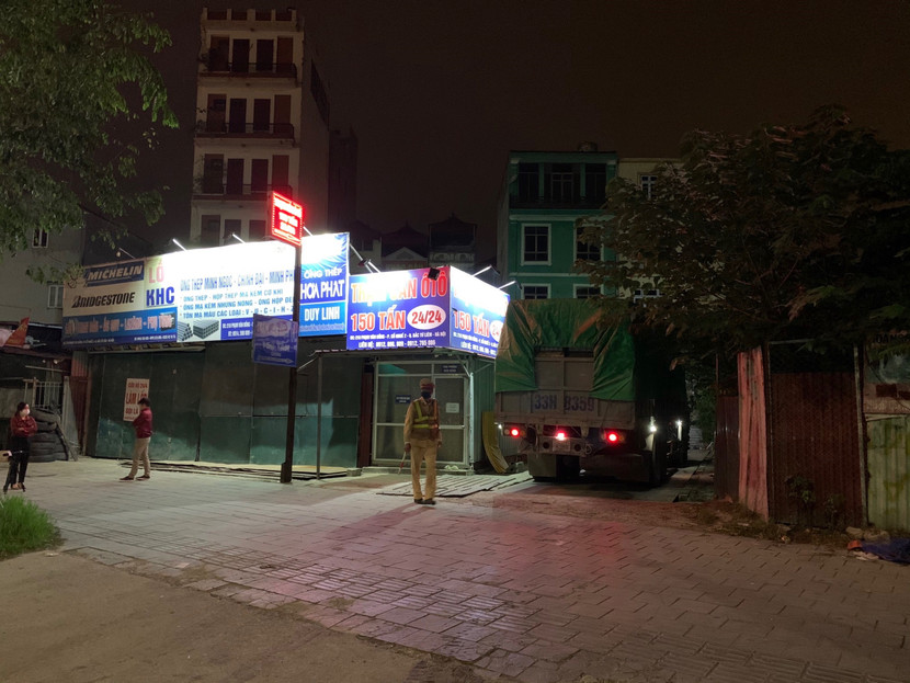 Phải mất gần 2h đồng hồ, tổ công tác mới đưa được chiếc xe tải vi phạm về trạm cân