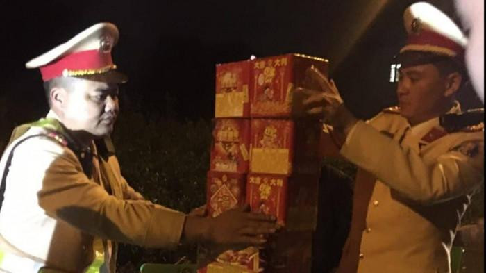 Pháo nổ bị CSGT và lực lượng chức năng phát hiện, xử lý