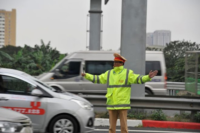 Lực lượng CSGT tăng cường phân luồng, đảm bảo an toàn cho người dân đi lại