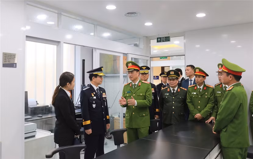 Thứ trưởng Nguyễn Duy Ngọc; ngài Kim Chang Yong, cùng các đại biểu thăm quan Phòng Thí nghiệm Giám định dấu vết đường vân