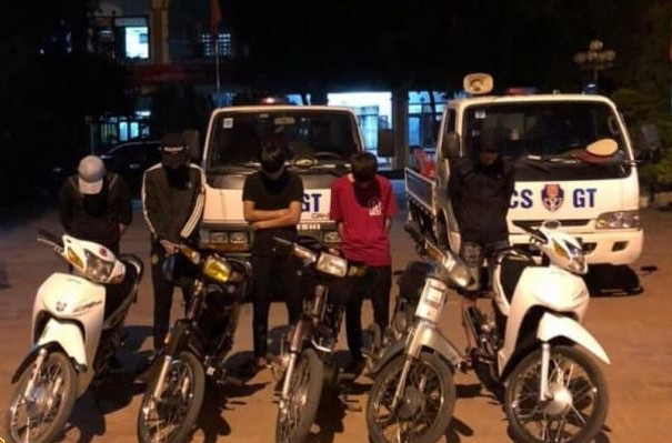 Nhóm thanh thiếu niên vi phạm bị CSGT xử lý