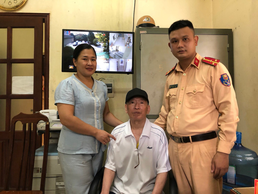 Chị Thảo vui mừng đến đón bố về khi có sự hỗ trợ giúp đỡ của CSGT Chị Thảo vui mừng đến đón bố về khi có sự hỗ trợ giúp đỡ của CSGT