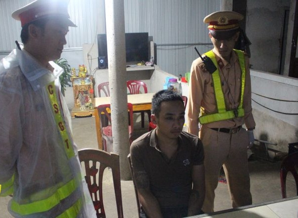 CSGT bắt giữ một trong số các đối tượng vi phạm