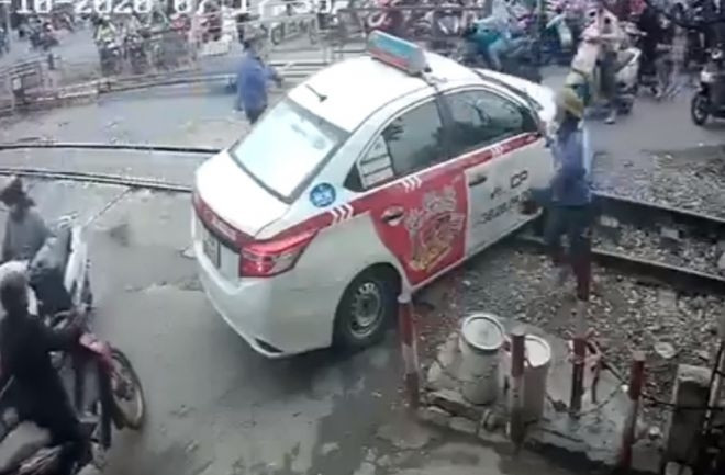 CSGT lập biên bản xử lý nghiêm những lái xe vi phạm đi qua đường ngang