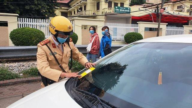 CSGT phạt "nguội" lái xe dừng, đỗ trái phép
