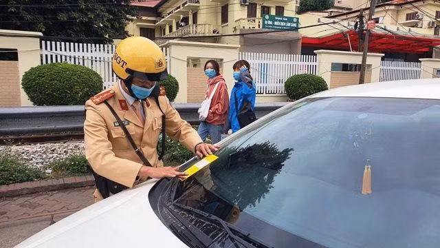 CSGT phạt "nguội" lái xe dừng, đỗ trái phép