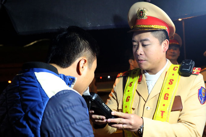 CSGT kiểm tra lái xe nhằm xác định và xử lý vi phạm nồng độ cồn CSGT kiểm tra lái xe nhằm xác định và xử lý vi phạm nồng độ cồn