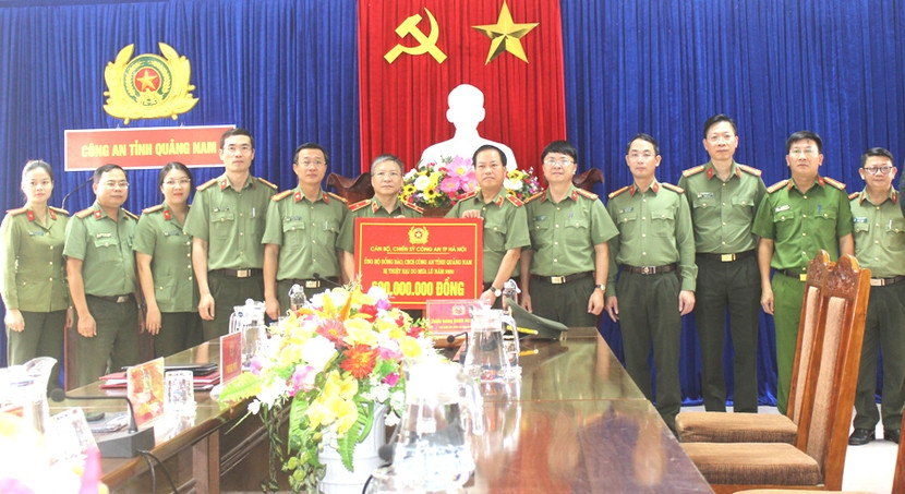 Đồng chí Phó Giám đốc CATP Hà Nội trao số tiền 600 triệu đồng dành tặng Nhân dân, CBCS Công an tỉnh Quảng Nam