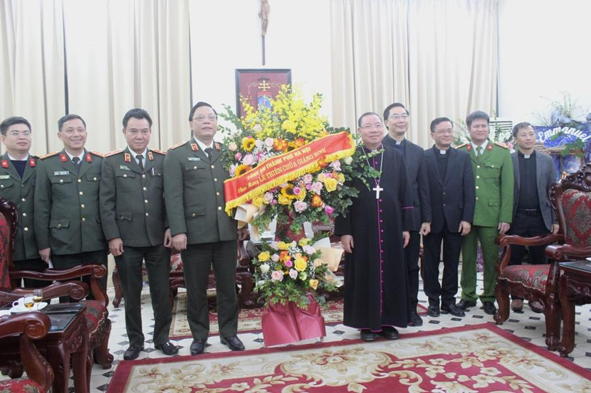Thiếu tướng Nguyễn Hải Trung tặng lẵng hoa chúc mừng Giáng sinh Tổng Giám mục Tổng giáo phận Hà Nội Thiếu tướng Nguyễn Hải Trung tặng lẵng hoa chúc mừng Giáng sinh Tổng Giám mục Tổng giáo phận Hà Nội
