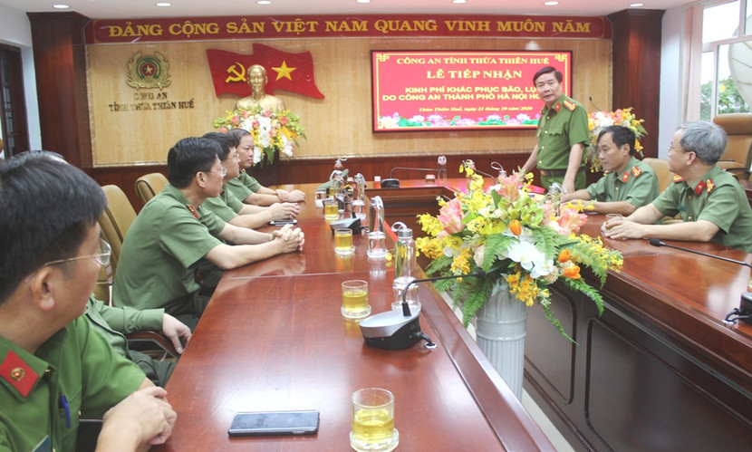 Đại tá Hoàng Văn Thành, Phó Giám đốc Công an tỉnh Thừa Thiên Huế thay mặt Đảng ủy, Ban Giám đốc CATP Hà Nội trân trọng gửi lời cảm ơn đến CATP Hà Nội và cá nhân Thiếu tướng Đoàn Ngọc Hùng