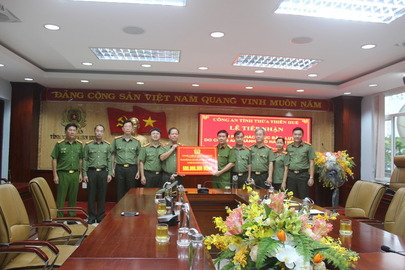 Thiếu tướng Đoàn Ngọc Hùng, Phó Giám đốc CATP Hà Nội trao số tiền 600 triệu đồng hỗ trợ nhân dân, CBCS Công an tỉnh Thừa Thiên Huế bị thiệt hại do mưa lũ