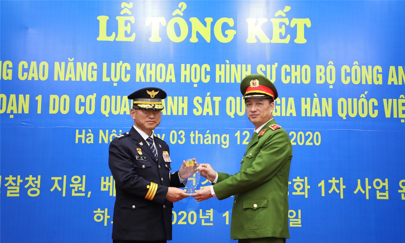 Thứ trưởng Nguyễn Duy Ngọc trao biểu trưng tặng các cá nhân thuộc Cơ quan Cảnh sát quốc gia Hàn Quốc có thành tích trong công tác triển khai thực hiện Dự án