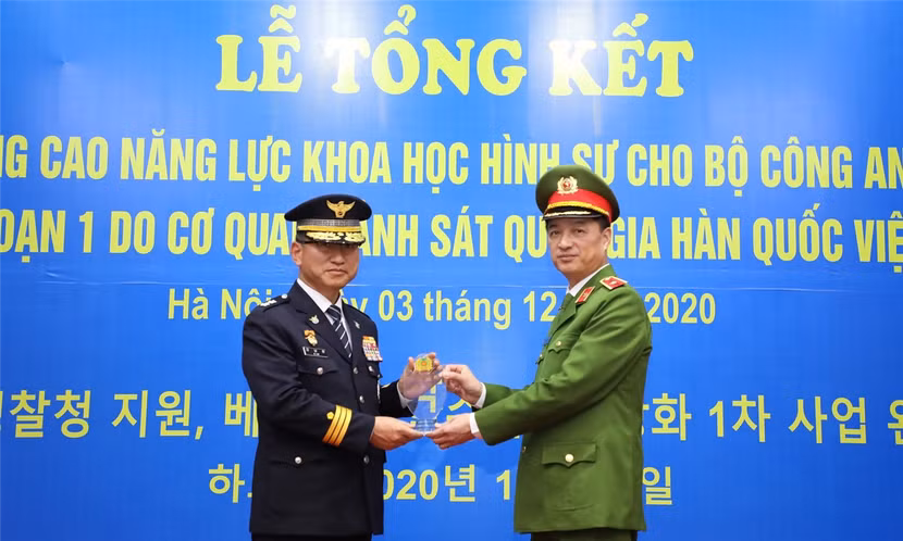 Thứ trưởng Nguyễn Duy Ngọc trao biểu trưng tặng các cá nhân thuộc Cơ quan Cảnh sát quốc gia Hàn Quốc có thành tích trong công tác triển khai thực hiện Dự án