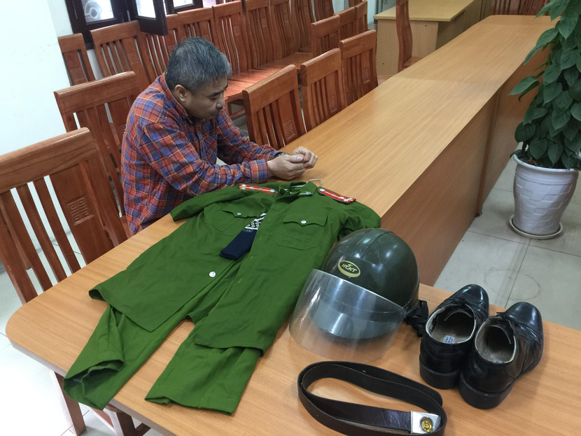 Cường dùng quần áo và một số đồ dùng, trang thiết bị... của lực lượng Công an để lừa đảo