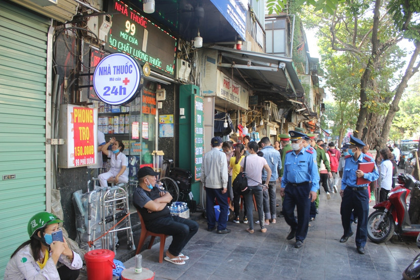 Hoàn Kiếm là quận lõi, nhiều tuyến phố đi bộ, lòng đường nhỏ hẹp, chính vì vậy việc đảm bảo TTĐT, ATGT luôn được CAQ Hoàn Kiếm đặc biệt quan tâm Hoàn Kiếm là quận lõi, nhiều tuyến phố đi bộ, lòng đường nhỏ hẹp, chính vì vậy việc đảm bảo TTĐT, ATGT luôn được CAQ Hoàn Kiếm đặc biệt quan tâm