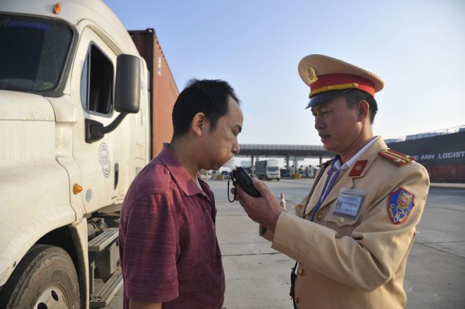 CSGT tăng cường kiểm tra, nhằm phát hiện những hành vi vi phạm là nguyên nhân dẫn tới ùn tắc và TNGT CSGT tăng cường kiểm tra, nhằm phát hiện những hành vi vi phạm là nguyên nhân dẫn tới ùn tắc và TNGT