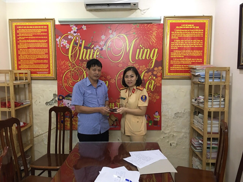 Anh Vi xúc động nhận lại tài sản đánh rơi được Thiếu tá Bùi Thị Thơm nhặt được, liên hệ mời lên trả lại Anh Vi xúc động nhận lại tài sản đánh rơi được Thiếu tá Bùi Thị Thơm nhặt được, liên hệ mời lên trả lại