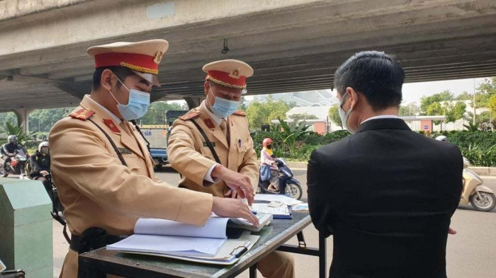 Nhiều lái xe dù biết vi phạm gây cản trở, ảnh hưởng và ùn tắc giao thông song vẫn vi phạm