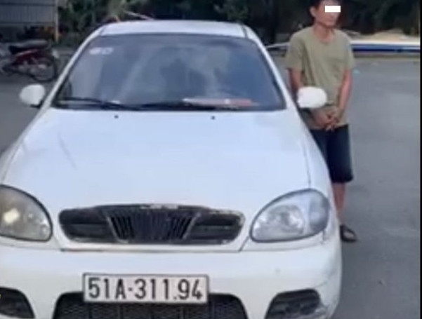 Lái xe và chiếc xe vi phạm