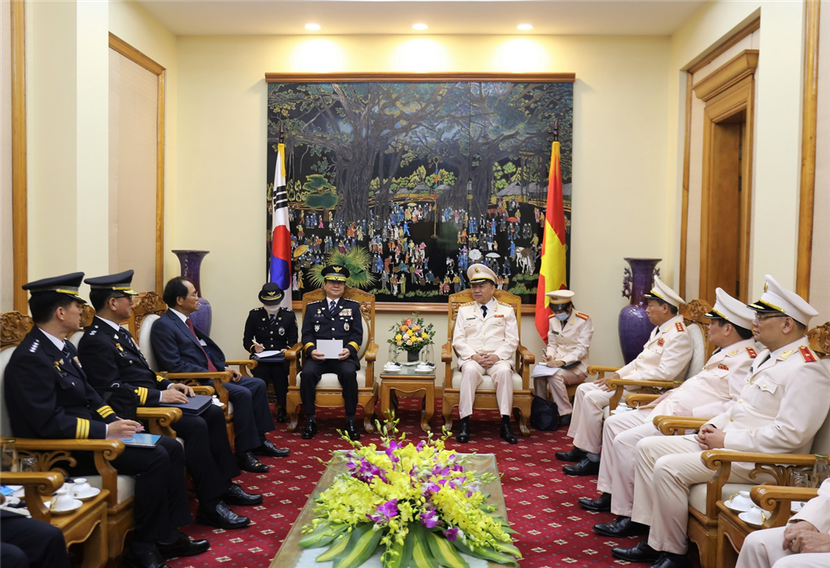 Bộ trưởng Tô Lâm cùng đoàn Bộ Công an trân trọng đón tiếp đoàn