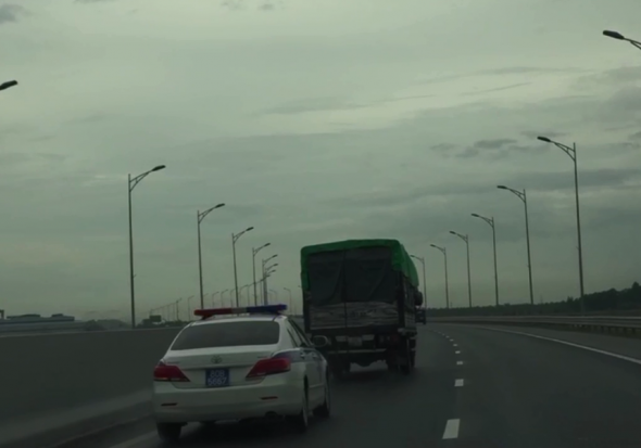 Nhiều lái xe không nhường đường cho xe ưu tiên trên cao tốc đã bị xử phạt