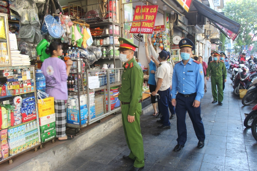 Nhờ sự nỗ lực của CAQ Hoàn Kiếm, cùng công tác phối hợp chặt chẽ với các cơ quan chức năng, nhiều tuyến phố chính trên địa bàn quận đã thay đổi diện mạo ngày càng khang trang, sạch đẹp và thông thoáng hơn Nhờ sự nỗ lực của CAQ Hoàn Kiếm, cùng công tác phối hợp chặt chẽ với các cơ quan chức năng, nhiều tuyến phố chính trên địa bàn quận đã thay đổi diện mạo ngày càng khang trang, sạch đẹp và thông thoáng hơn