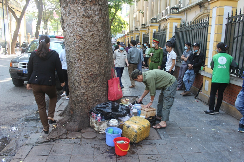 Lực lượng CSTT, CAQ Hoàn Kiếm kiên quyết yêu cầu dẹp bỏ những vi phạm trên, tạo hành lang thông thoáng, an toàn cho nhân dân đi lại Lực lượng CSTT, CAQ Hoàn Kiếm kiên quyết yêu cầu dẹp bỏ những vi phạm trên, tạo hành lang thông thoáng, an toàn cho nhân dân đi lại