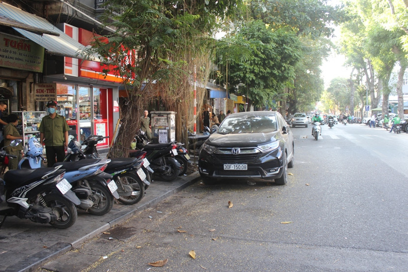 Tình trạng xe đỗ dưới lòng đường gây cản trở giao thông cũng bị CSTT, CSGT CAQ Hoàn Kiếm xử lý nghiêm Tình trạng xe đỗ dưới lòng đường gây cản trở giao thông cũng bị CSTT, CSGT CAQ Hoàn Kiếm xử lý nghiêm