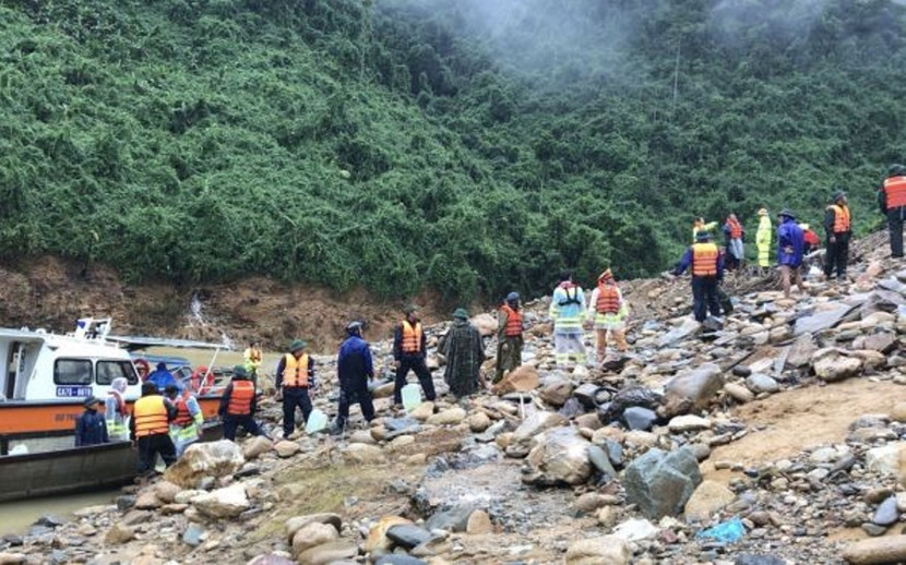 Lực lượng CSGT cùng các đơn vị tham gia cứu hộ cứu nạn phòng chống mưa lũ