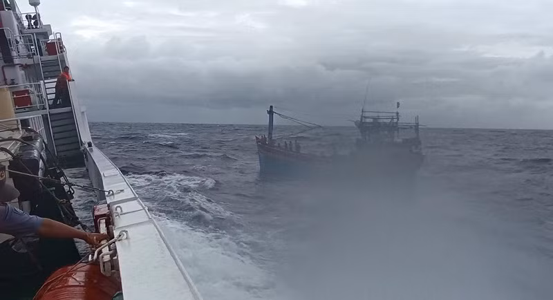 Tàu KN 463 lai dắt an toàn tàu BĐ 91388 TS vào đảo