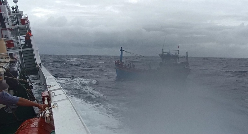 Tàu KN 463 lai dắt an toàn tàu BĐ 91388 TS vào đảo