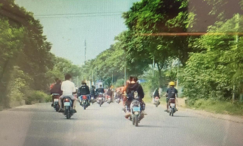 Nhóm thanh thiếu niên điều khiển xe máy vi phạm trên Đại lộ Thăng Long Nhóm thanh thiếu niên điều khiển xe máy vi phạm trên Đại lộ Thăng Long