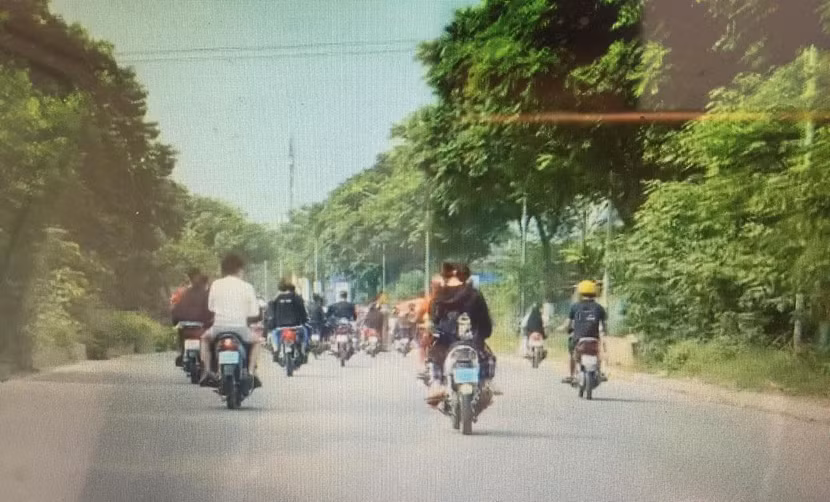 Nhóm thanh thiếu niên điều khiển xe máy vi phạm trên Đại lộ Thăng Long Nhóm thanh thiếu niên điều khiển xe máy vi phạm trên Đại lộ Thăng Long