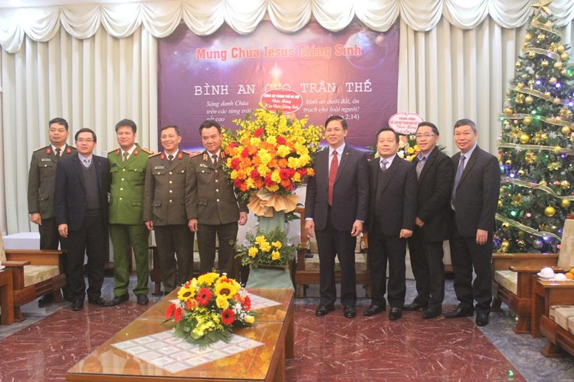 Thiếu tướng Nguyễn Anh Tuấn, Phó Giám đốc CATP Hà Nội chúc mừng Giáng sinh Hội thánh Tin lành Việt Nam (miền Bắc) Thiếu tướng Nguyễn Anh Tuấn, Phó Giám đốc CATP Hà Nội chúc mừng Giáng sinh Hội thánh Tin lành Việt Nam (miền Bắc)