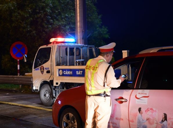 Lực lượng CSGT tăng cường kiểm tra nồng độ cồn lái xe Lực lượng CSGT tăng cường kiểm tra nồng độ cồn lái xe