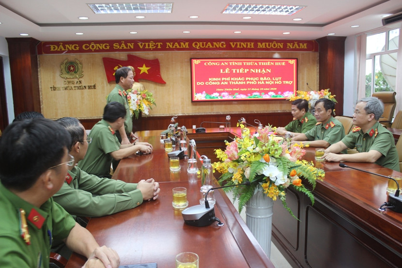 Thiếu tướng Đoàn Ngọc Hùng chuyển lời thăm hỏi, động viên của Đảng ủy, Ban Giám đốc CATP Hà Nội tới nhân dân, CBCS Công an tỉnh Thừa Thiên Huế