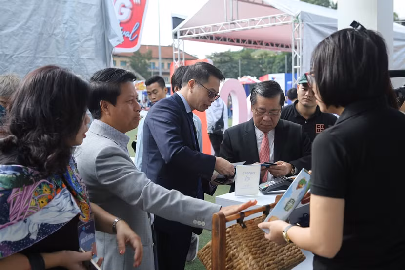 Phó Thống đốc NHNN trải nghiệm dịch vụ thẻ contactless tại Sóng Festival
