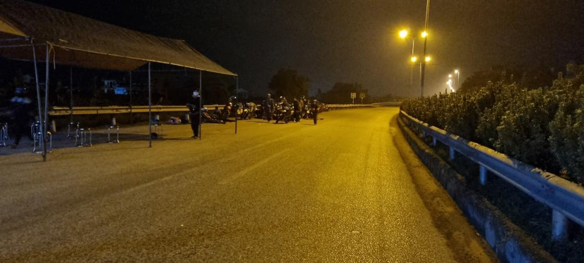 Ngay từ sáng sớm, CSGT và lực lượng chức năng Thủ đô đã thực hiện công tác hướng dẫn người dân về quê an toàn