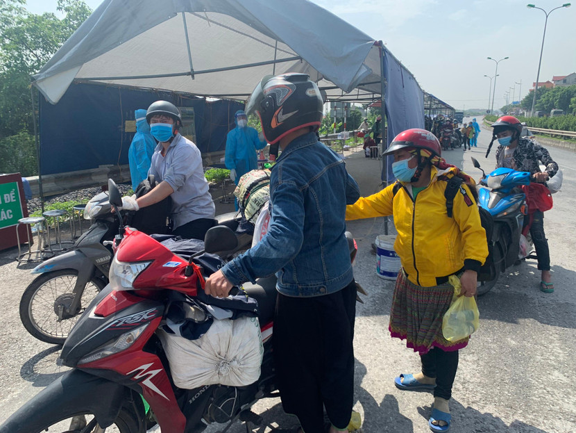 Người dân rất vui vì được lực lượng chức năng ở cửa ngõ Thủ đô tận tình giúp đỡ