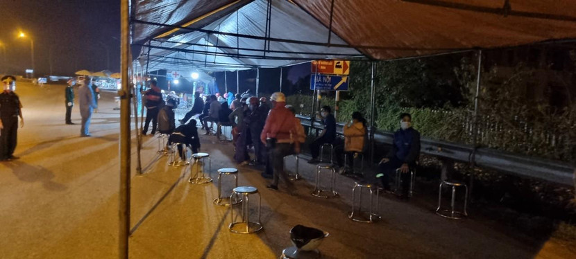 Chốt kiểm soát dịch ở khu vực Pháp Vân - Cầu Giẽ đang test nhanh COVID-19 cho nhân dân trước khi về quê