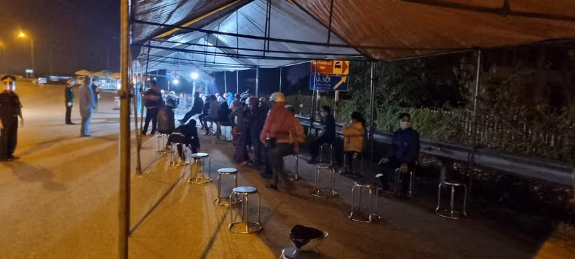 Chốt kiểm soát dịch ở khu vực Pháp Vân - Cầu Giẽ đang test nhanh COVID-19 cho nhân dân trước khi về quê